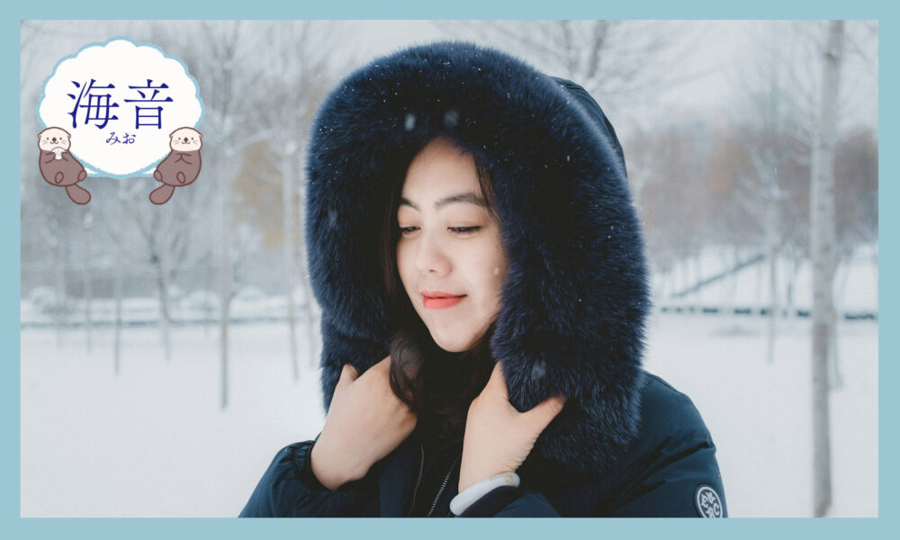 パーカーを持つ女性