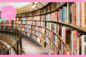 沢山の本が棚に並んでいる図書館