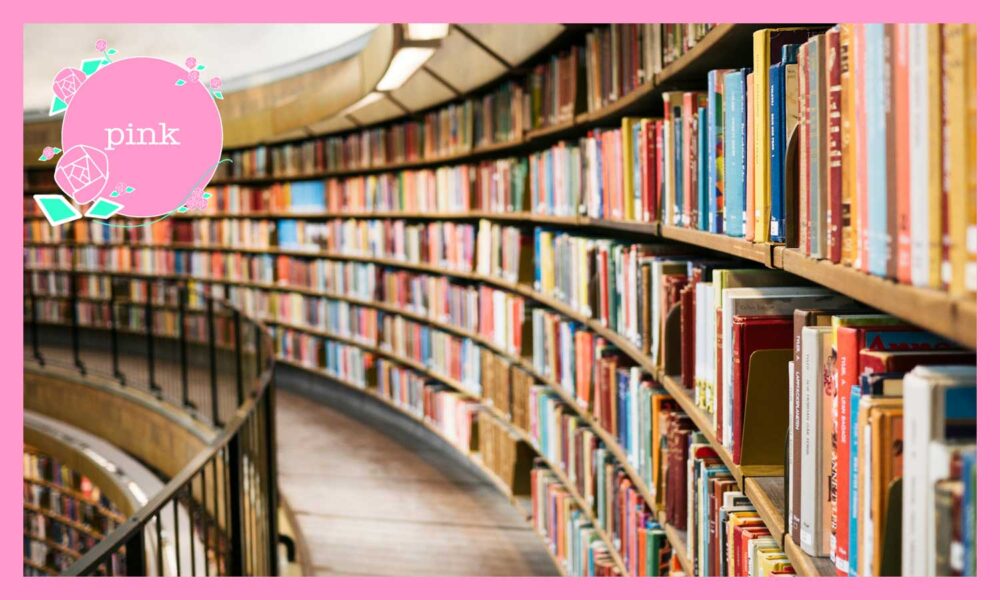 沢山の本が棚に並んでいる図書館