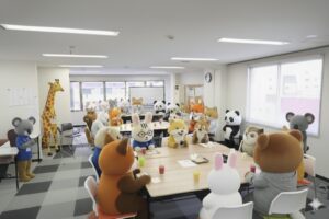 たくさんの動物たちが和やかに団らんをしている