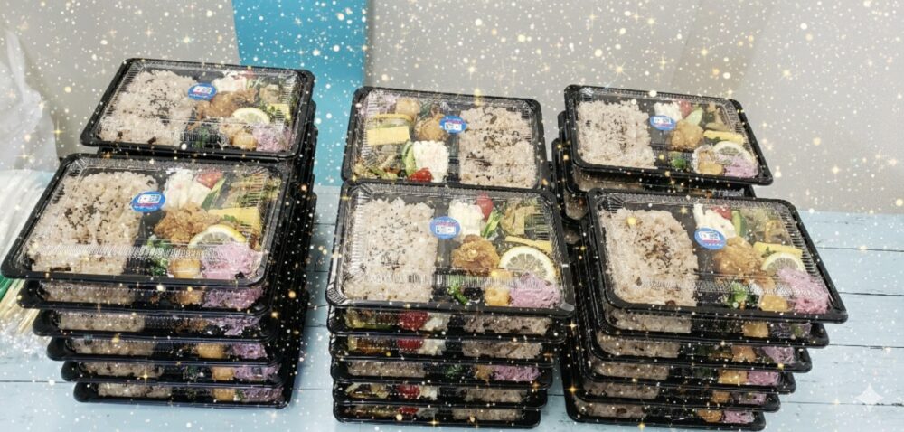 美味しそうな幕の内弁当が積まれている
