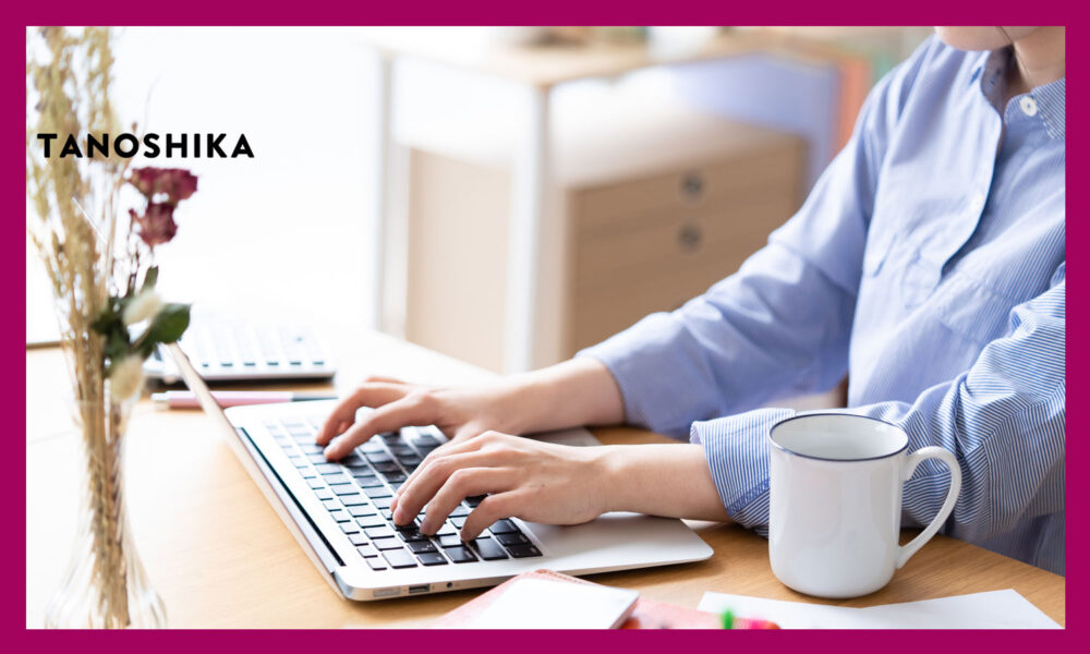 デスクでパソコン作業をしている女性