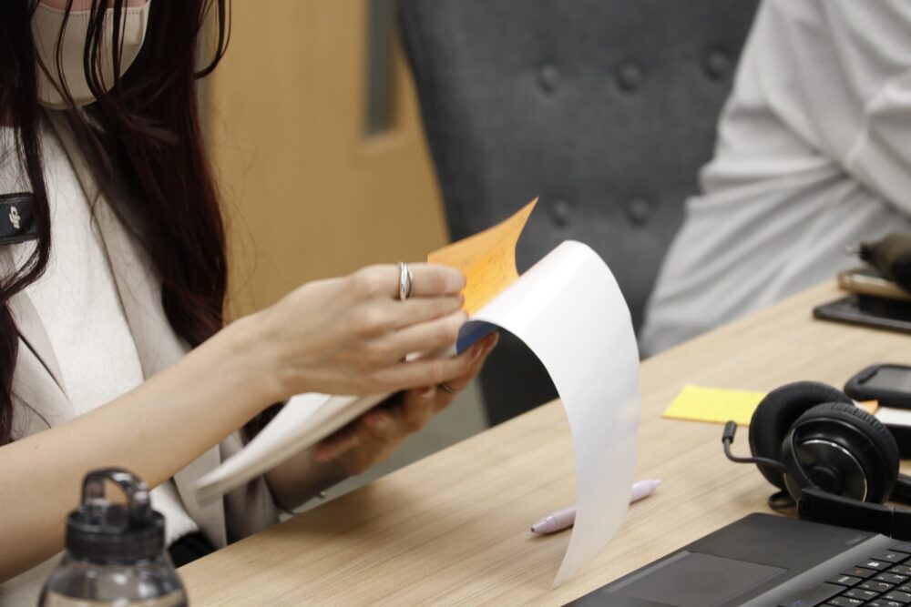 メモ用紙を確認する女性