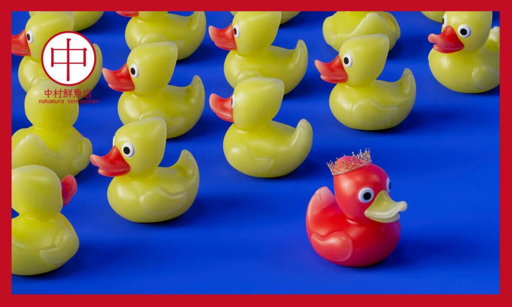 黄色のアヒルの群衆と冠をかぶった一羽の赤いアヒル