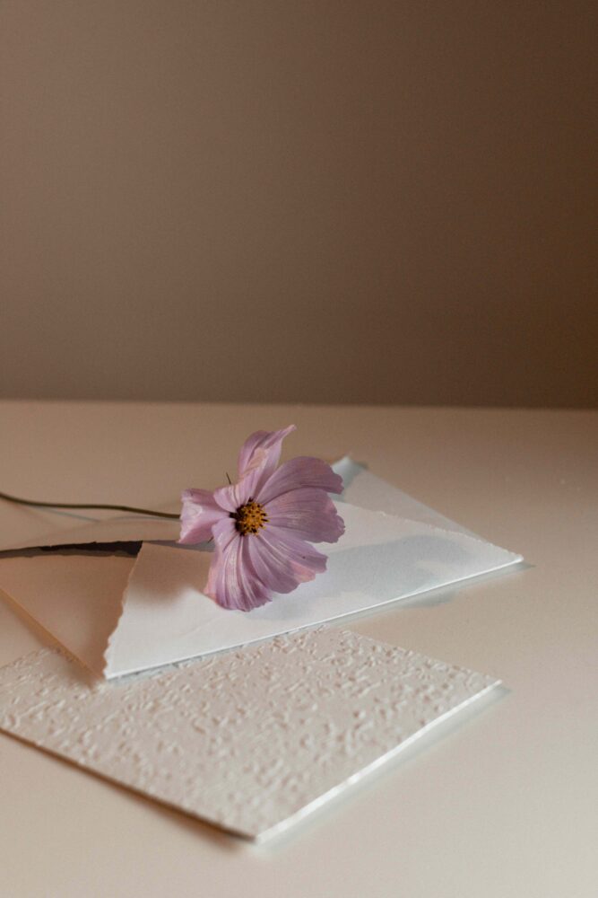 手紙と花がテーブルに置いてある
