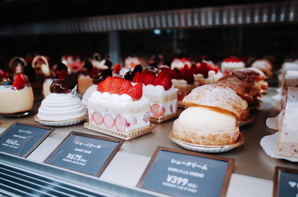 ケーキ屋さんのショーケースに並ぶケーキたち