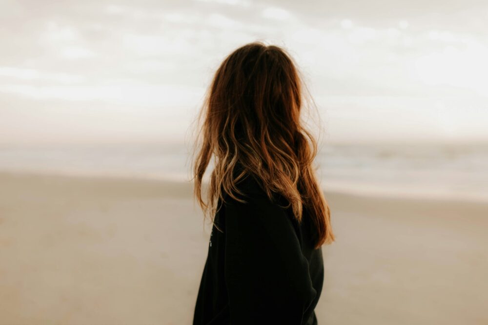 海を見つめる女性の後ろ姿