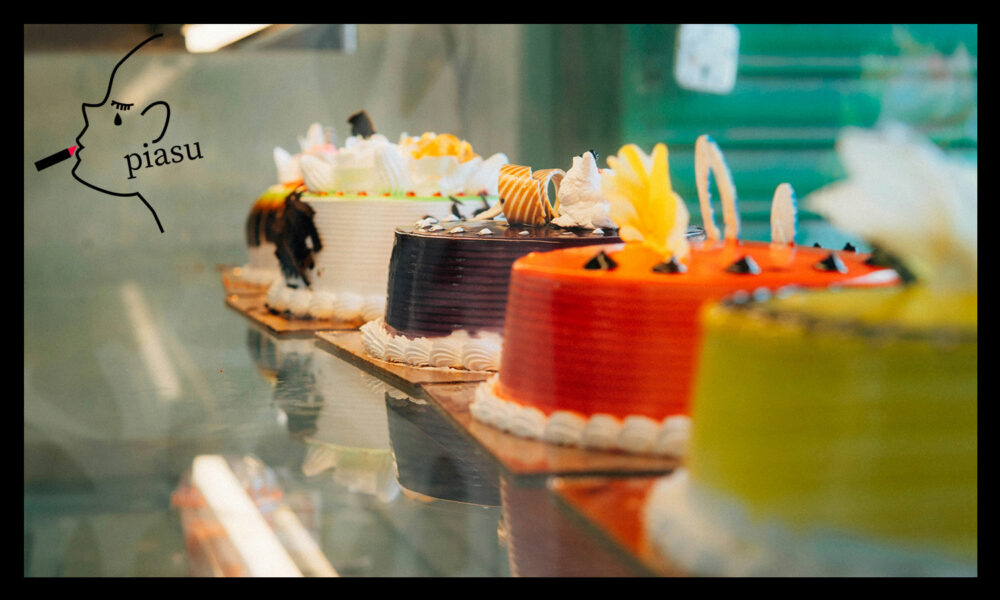 ケーキ屋さんのショーケースにケーキが並んでいる