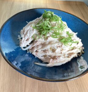 ネギが乗った豚ともやしの温しゃぶ