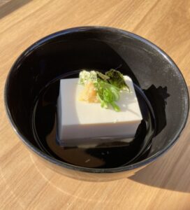 黒いお椀に入った薬味の乗った豆腐