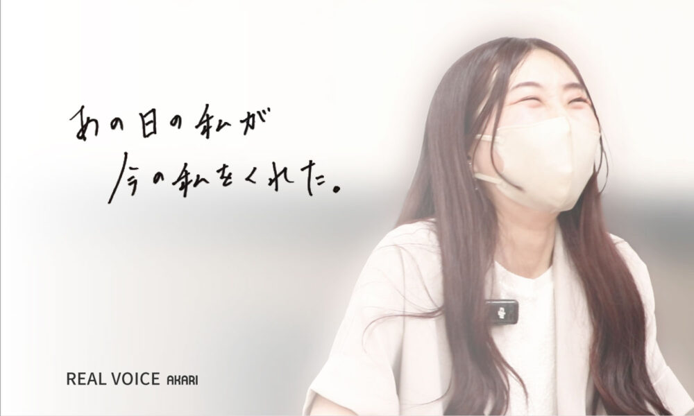 マスクをした笑顔の女性