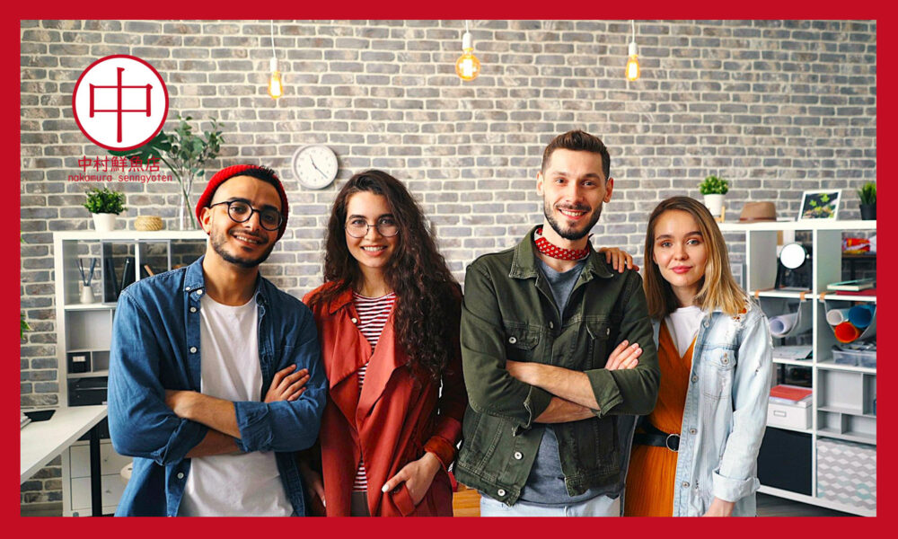 笑顔の四人の男女