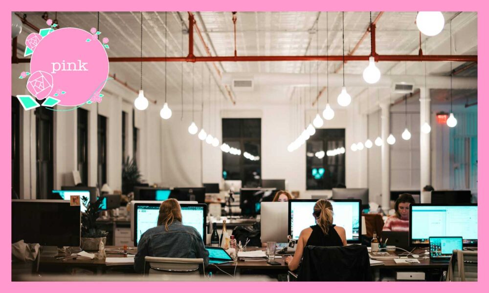 パソコンの前に座り、仕事をしている人々