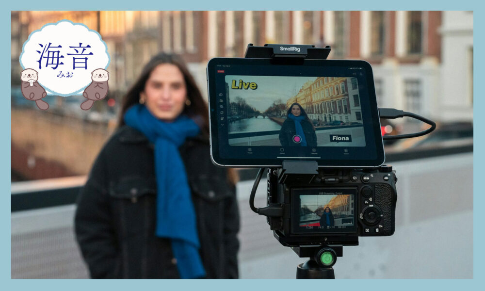 ライブ配信をする女性