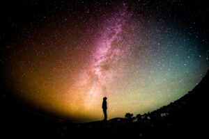 星空を見上げる人