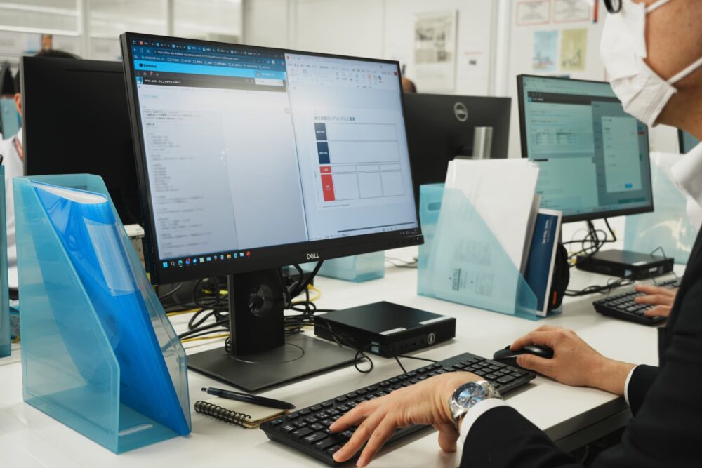 男性オペレーターがPC作業をしている