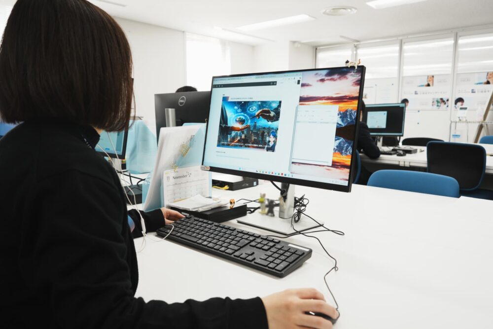 女性オペレーターがPC業務をしている