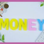 黄色、紫、青で英語ｍｐ大文字で「ＭＯＮＥＹ」と表示されている。