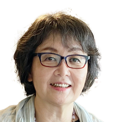メガネをかけているショートケアの女性