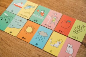 色んな答えが書いたカラフルなカード
