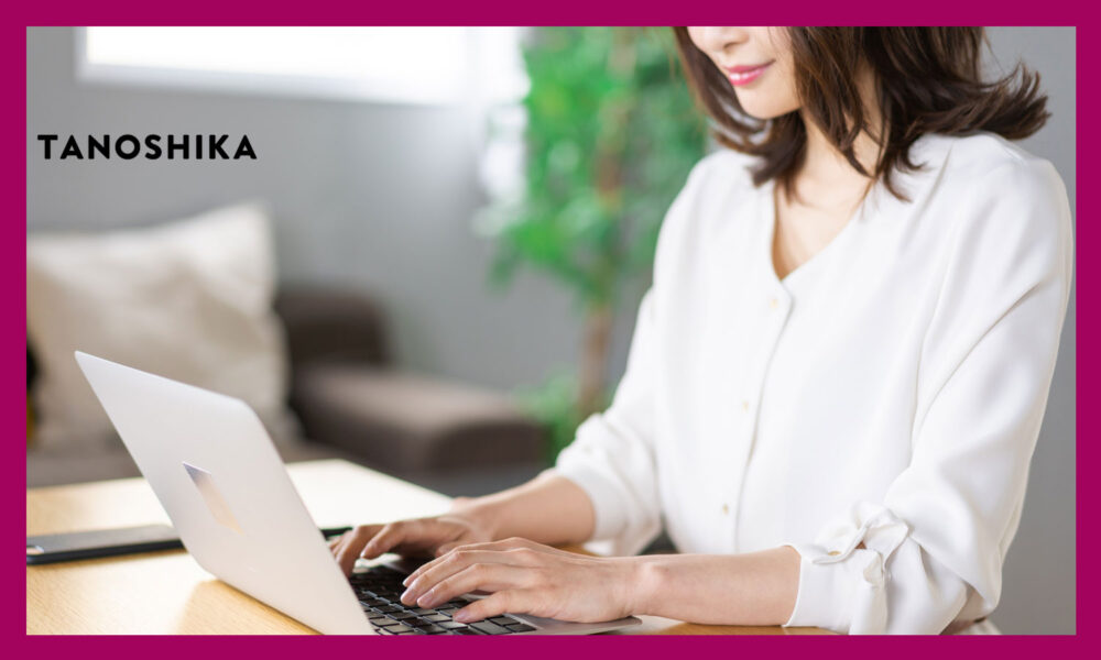 パソコンで作業する女性