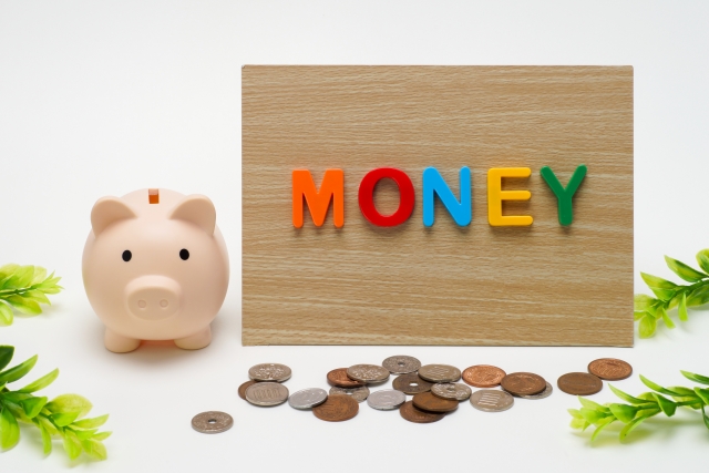 豚の貯金箱と英語で「ＭＯＮＥＹ」と記載された、コインが落ちている。