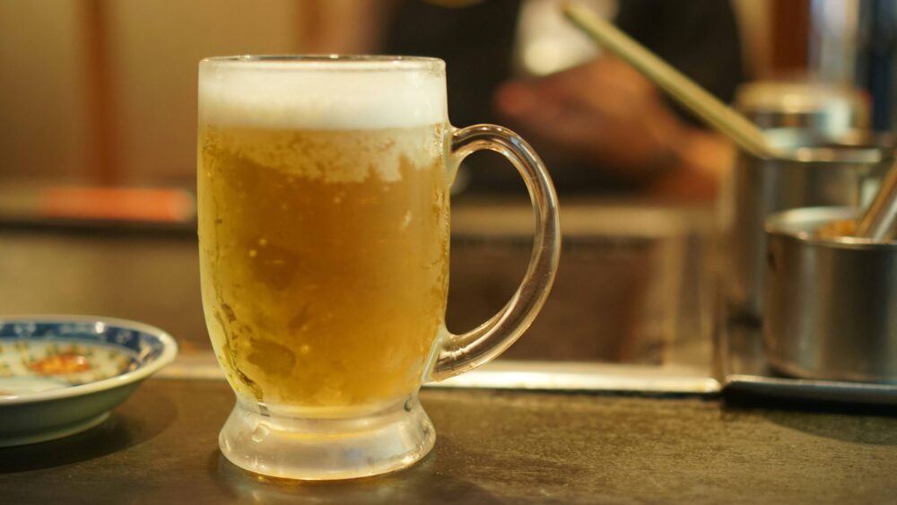 居酒屋のテーブルに置かれているビール