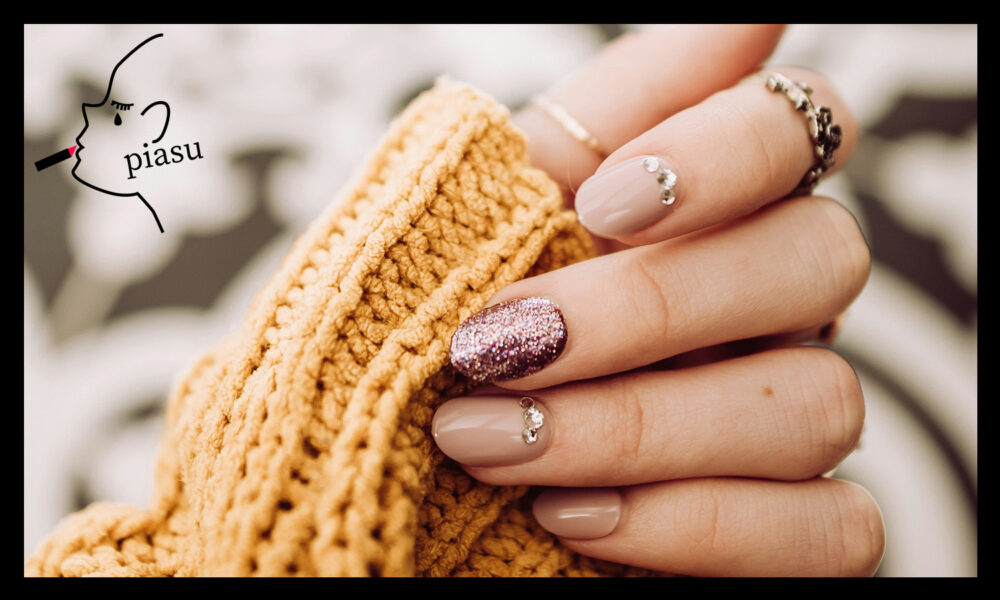 ピンクの可愛いネイルをした人の手