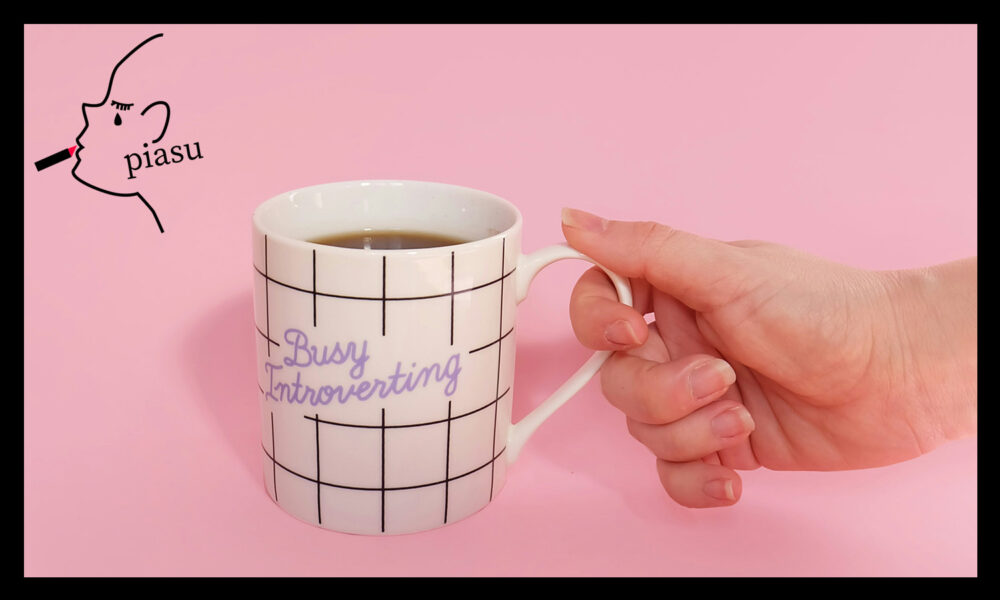 かわいいマグカップに英字が書いてある