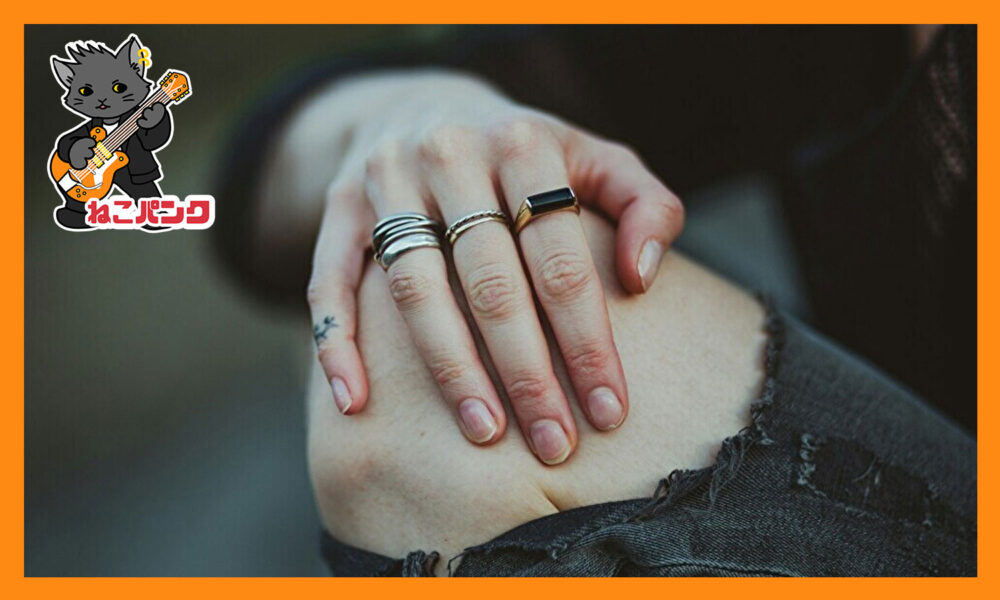 痛む膝に手を添えている画像