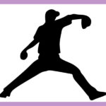 野球の右投手が腕を伸ばし投げようとしている。選手は黒色背景色は白