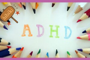 色鉛筆が並べてあり、その中で、英語で「ADHD]と色鮮やかに表現してある。