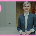 スーツを着て立っている、ショートカットの女性
