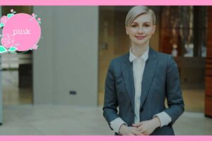 スーツを着て立っている、ショートカットの女性