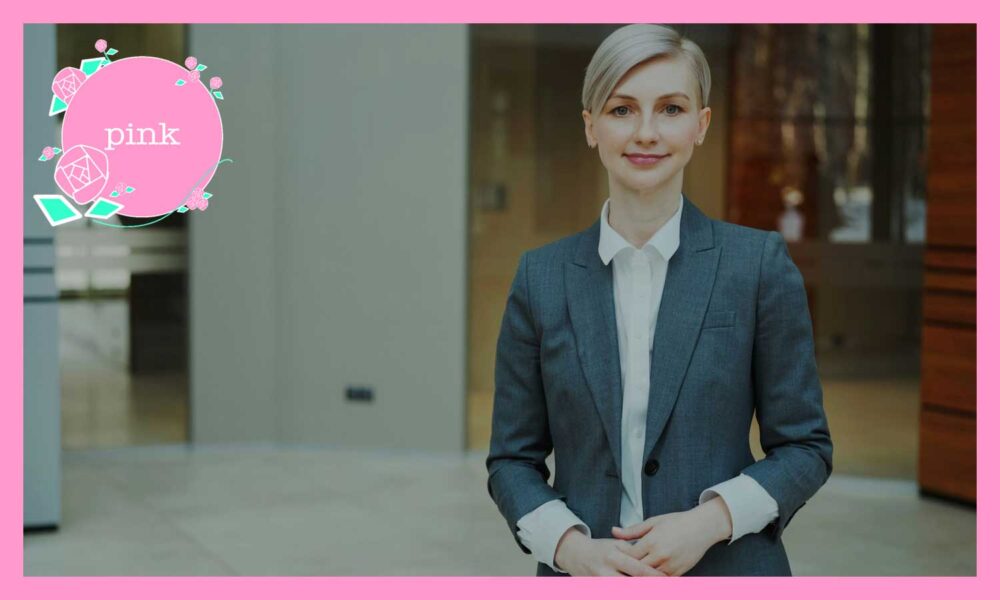 スーツを着て立っている、ショートカットの女性