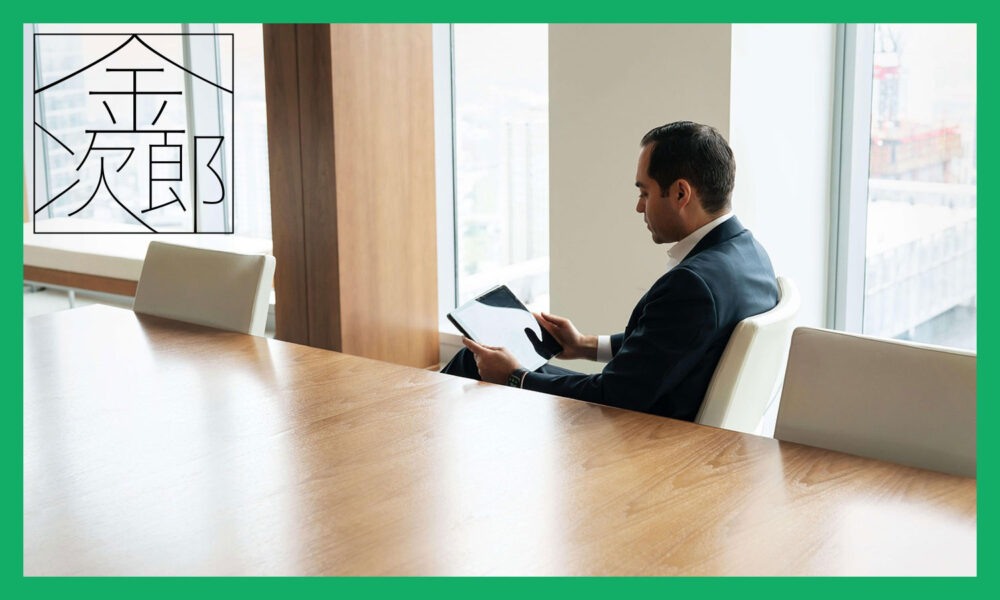 会議室でタブレット端末を見るビジネスマン