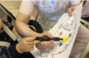 絵に色をする子ども