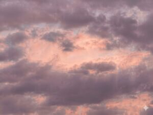 曇っている空から、「天使の梯子」と呼ばれる空から一条の光が空から差し込んでいる状態。