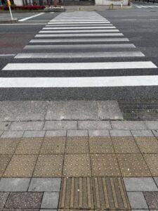 横断歩道前にあり点字ブロック