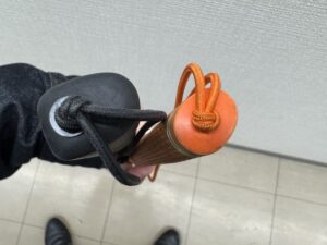 2本の白杖の持ち手（左が黒、右がオレンジ）を上から見た画面