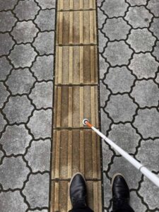 ４本線のある点字ブロックが縦に並んでいる状態。