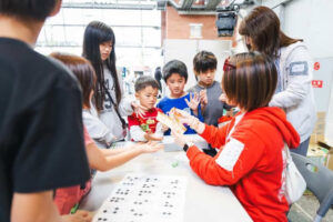 参加した子供達と主催者