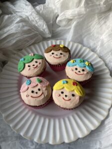 5種類のカラフルなカップケーキ