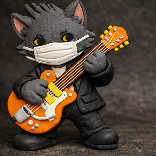 マスクをしてギターを弾いてる猫パンク