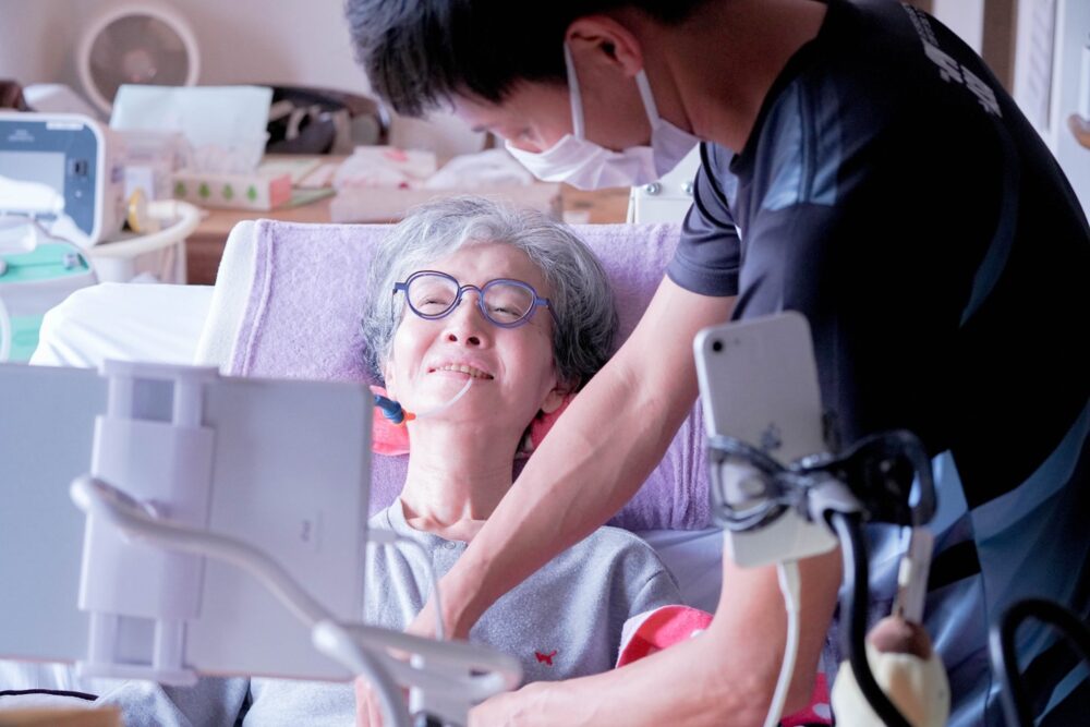 介護を受ける女性と介護をする男性