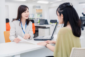 カウンターで話をしている２人の女性