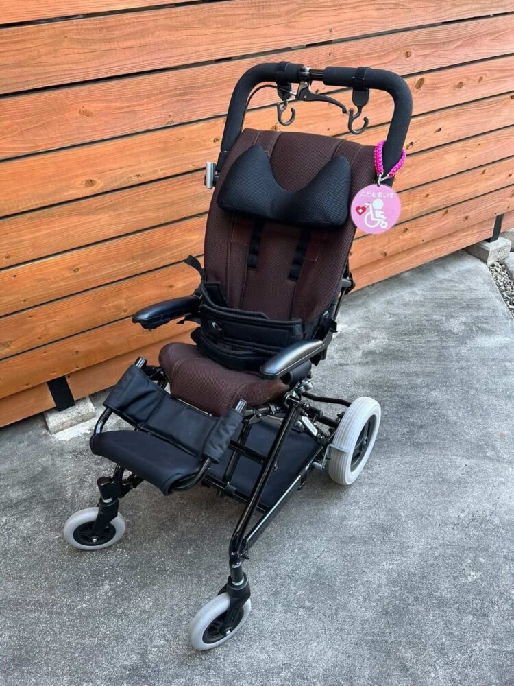 ピンクのマークと、車いすのような乗り物