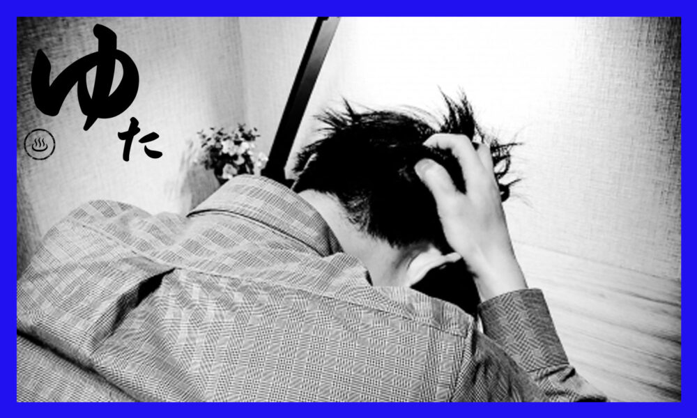 頭を抱える男性