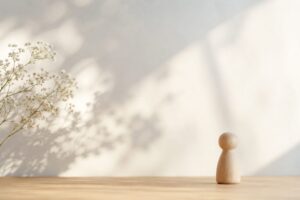 テーブルに乗った人を表す木彫りの人形が一つ