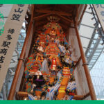 博多駅前に飾られた博多祇園山笠の九番山笠の飾り山で武者の人形や鮮やかな装飾が何段にも重ねられている様子